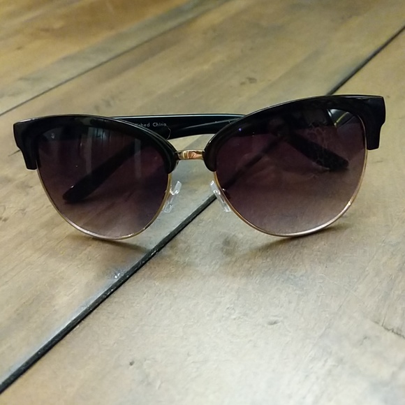 Accessories - NWOT Black and Gold Sunglasses